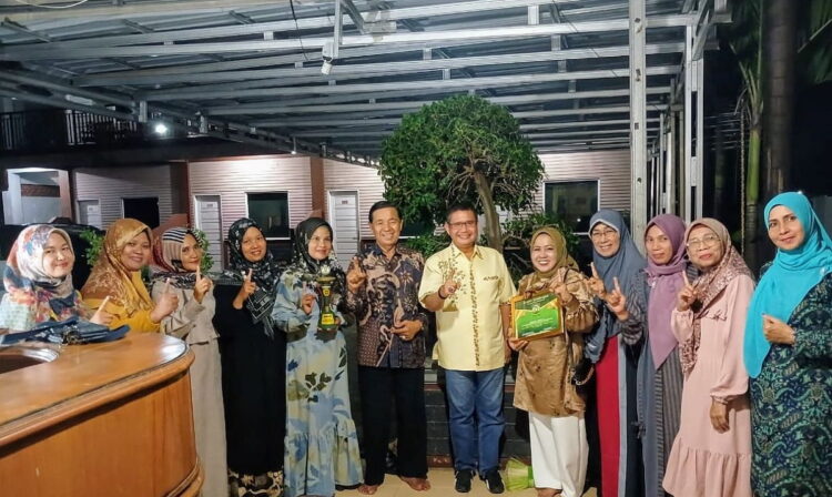 JUARA III NASIONAL—  Anggota DPRD Padang Zulhadi Z Latif,  menyambut kedatangan tim HIGQR Kota Padang yang mewakili Sumbar di ajang nasional, dan sukses meraih juara III tingkat nasional.