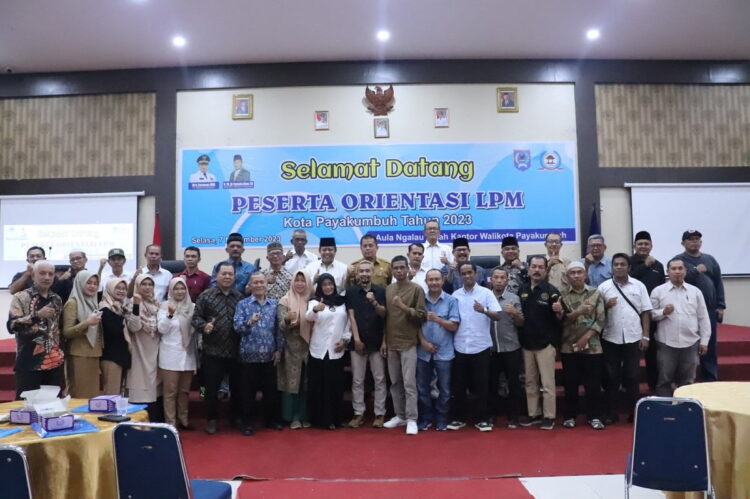 Tingkatkan Kualitas LPM, Pemko Gelar Orientasi 1 ORIENTASI— Ketua LPM Kota Payakumbuh beserta peserta orientasi Lembaga Pemberdayaan Masyarakat.