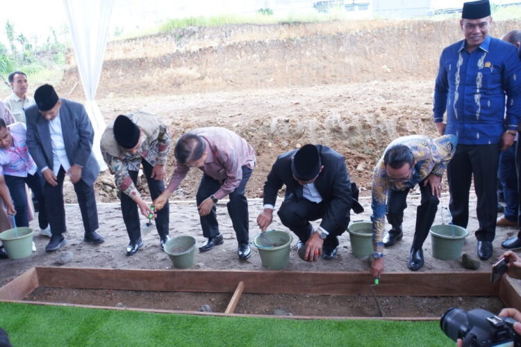 Tingkatkan Sarana Kesehatan, RS Ibnu Sina Padangpanjang Bangun Gedung Pelayanan 1 PELETAKAN BATU PETAMA— Mantan Wapres Jusuf Kalla, Pj Wako Padangpanjang Sonny Budaya Putra, Ketua DPRD Mardiansyah, Bupati Tanah datar Eka Putra, melakukan peletakan batu pembangunan gedung pelayanan kesehatan RS Ibnu Sina Padangpanjang.