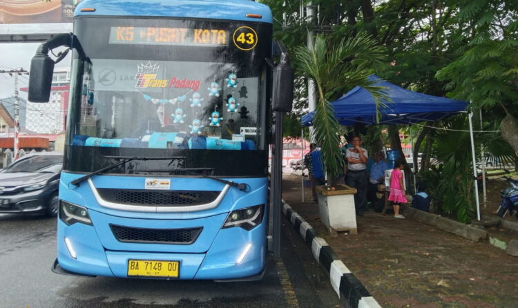Desember, Koridor 2 dan 3 Trans Padang Mengaspal 1 TRANSPORTASI MASAL— Trans Padang menjadi moda transportasi masal yang dinikmati warga kota.