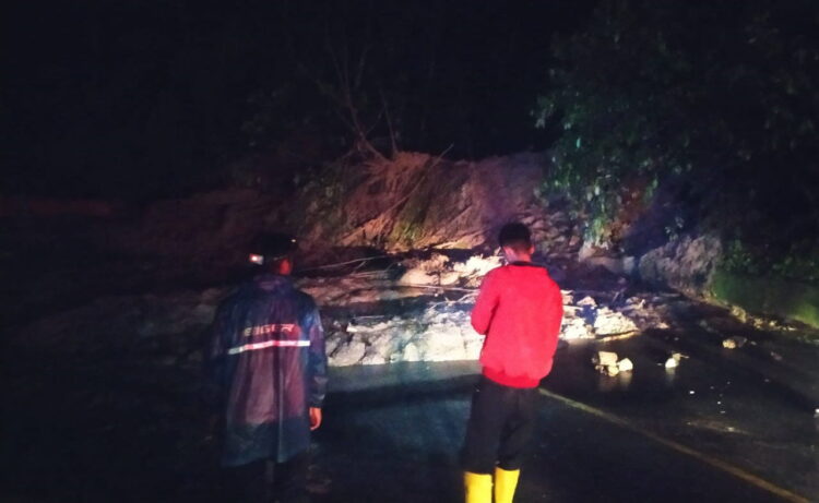 LONGSOR— Petugas gabungan melakukan pembersihan material longsor yang menimbun akses jalan penghubung Sumbar-Riau di Kabupaten Limapuluh Kota.