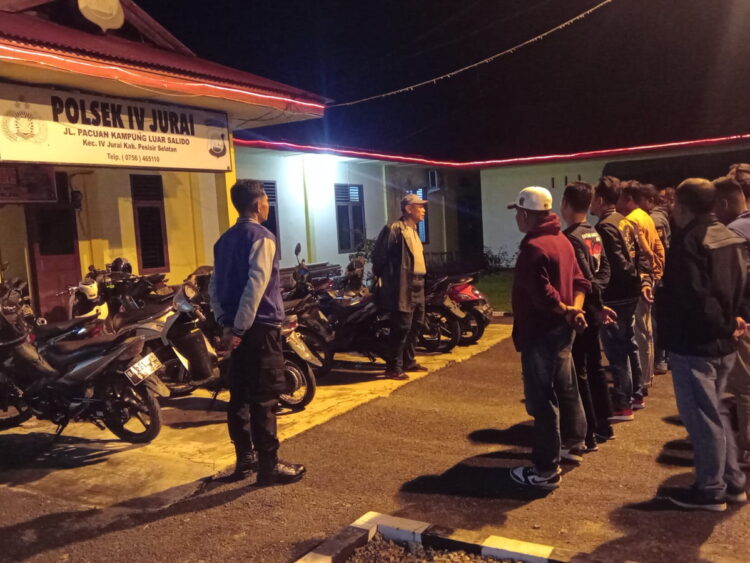 PENERTIBAN BALAP LIAR— Kapolsek IV Jurai, Polres Pessel Iptu. Edy Roszal  bersama anggota saat melakukan giat penertiban balap liar.