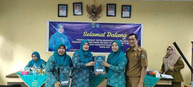 Masih ada Kader Belum Paham 10 Program Pokok PKK 1 WORKSHOP— Ketua TP PKK Padangpariaman Ny Yusrita Suhatri Bur saat turun lapangan untuk pelaksanaan workshop tertib administrasi dan pelaksanaan gerakan 10 program pokok PKK.