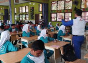 Edukasi Keselamatan Berkendara di SMPN 2 Koto Baru, Honda Hayati Ajak Generasi Muda Bangga Menjadi Generasi #CaRi_aMaN