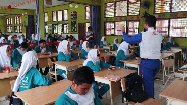 Edukasi Keselamatan Berkendara di SMPN 2 Koto Baru, Honda Hayati Ajak Generasi Muda Bangga Menjadi Generasi #CaRi_aMaN 1 EDUKASI— Instruktur safety riding, Honda Hayati Bersama Dealer Cempaka Kotobaru, memberikan edukasi keselamatan berkendara di SMPN 2 Koto Baru, Selasa (21/11).
