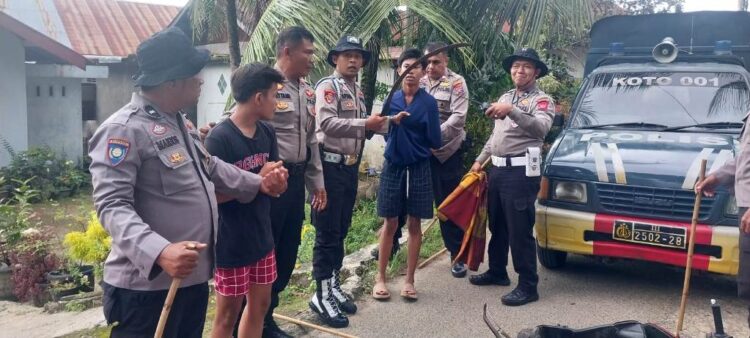 Kenakalan Remaja Memanas, Bolos dan Main Domino di Warung hingga Bawa Sajam Diduga Tawuran 1 TAWURAN— Dua pelajar diamankan karena kedapatan membawa sajam diduga hendak melakukan tawuran di Jalan Dr M.Hatta Kelurahan Pasar Ambacang, Kecamatan Kuranji, Jumat (10/11).