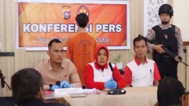 Terungkap! Pemuda asal Tanahdatar Lecehkan Alquran demi Rp 50 Ribu, Sering Bikin Video Telanjang untuk Dijual, Komunikasi dengan Pembeli Lewat Aplikasi Telegram 1 LECEHKAN ALQURAN— Wakapolres Tanahdatar, Kompol Hikmah bersama Kasat
Reskrim Polres Iptu Ary Andre memaparkan penangkapan pelaku pelecehan terhadap
kitab suci Alquran.