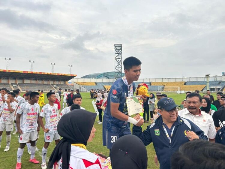 BERI SELAMAT— Ketua KONI Sumbar Ronny Pahlawan memberikan selamat kepada tim sepakbola Sumbar yang berhasil meraih medali emas Porwil XI 2023 Riau.