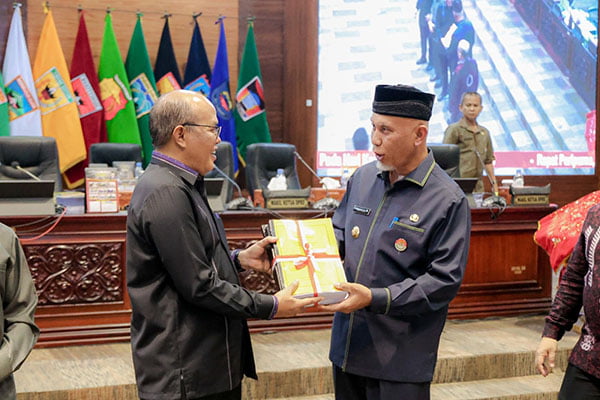 Rapat Paripurna, DPRD Sumbar Tetapkan Tiga Ranperda 1 SERAHKAN--Ketua DPRD Sumbar, Supardi menyerahkan tiga Ranpera kepada Gubernur Sumbar Mahyeldi dalam rapat Paripurna DPRD Sumbar.
