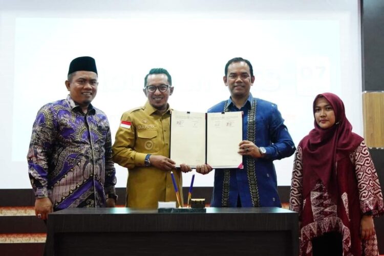 Tanahdatar Teken MoU dan PKS dengan UMSB 1 TEKEN MUU— Bupati Tanahdatar Eka Puta usai melakukan pendatangan MoU dengan UMSB.