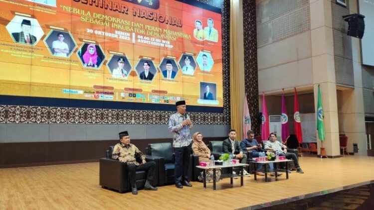 Wabup Sabar AS Minta Mahasiswa Kawal Proses Politik 1 NARASUMBER — Wabup Pasaman Sabar AS saat menjadi pemateri atau narasumber dalam kegiatan yang dugelar Universitas Negeri Padang (UNP).