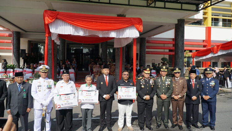 Wagub Audy Joinaldy Pimpin Upacara Hari Pahlawan ke-78 tingkat Provinsi Sumbar 1 FOTO BERSAMA—Wakil Gubernur Sumatera Barat (Wagub Sumbar) Audy Joinaldy, foto bersama dengan para peraih penghargaan saat hari pahlawan.