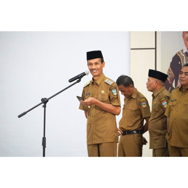 Evaluasi Penting untuk Pelaksanaan Kegiatan 1 ARAHAN—Wakil Bupati Solok Selatan H. Yulian Efi saat berikan arahan pada apel Senin (6/11).