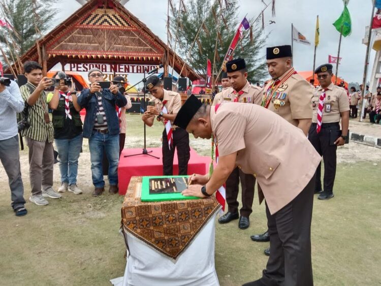 Wagub Buka Giat Kemah Bela Negara 1 PEMBUKAAN— Wakil Gubernur Sumbar, Audy Joinald, saat membuka kegiatan kemah bela negara, di Mentawai, Senin (13/11).