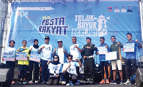 Teluk Bayur Belari Sukses, Diikuti 10 Ribu Peserta, Bertabur Doorprize 1 pemenang lomba— Wakil Ketua DPRD Padang Amril Amin,S.AP,MM,Kepala Dinas Pemuda dan Olahraga Kota Padang Afriadi dan undangan lainnya foto bersama dengan pemenang lomba Teluk Bayur Berlari