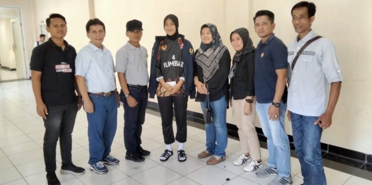 Wakili Sumbar di Porwil XI Sumatera di Riau, Pemko dan KONI Suport Atlet 1 SAMBUT—Kepala Dinas Parpora Kota Sawahlunto Adriyusman saat menyambut atlet.