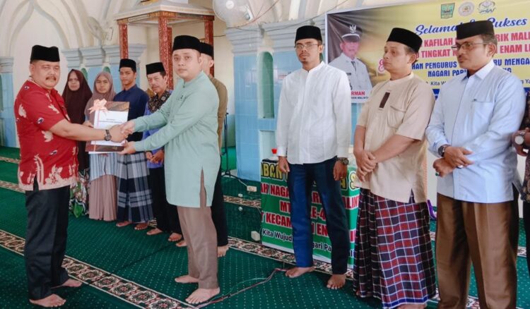 IGM Cetak Generasi Qurani menuju Nagari Religius 1 PENGUKUHAN— Wali Nagari Paritmalintang Sudirman, mengukuhkan Ikatan Guru Mengaji (IGM) Nagari Paritmalintang, Kecamatan Enam Lingkung, Kabupaten Padangpariaman.