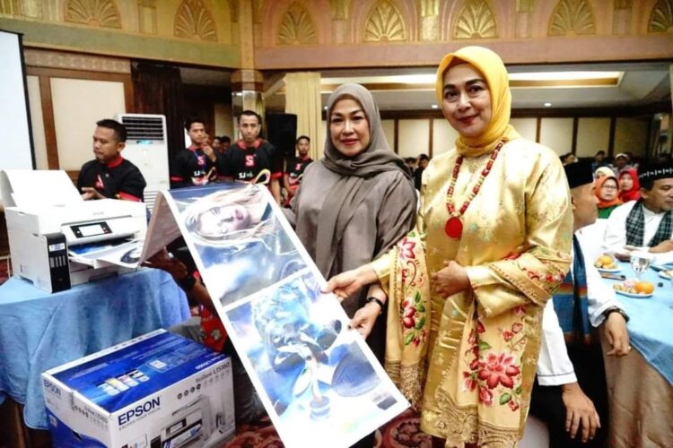Warga Atar Hampir 30 Tahun Menjadi Mitra CV. Sinar Jaya Bandung, Bupati Terima PJU Solar Cell 1 BERSAMA—Ny. Lise Eka Putra bersama owner CV. Sinar Jaya Hasan Permana didamping Direktur Utama Ina Hasan.