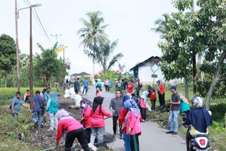 Jadi Tempat Pembuangan Sampah Alternatif Warga, Warga Simpang Rumbio Bersihkan Lingkungan 1 GORO— Terlihat warga Simpang Rumbio, Kota Solok gotong royong (Goro) membersihkan kawasan
di sekitar lingkungan tempat tinggal.