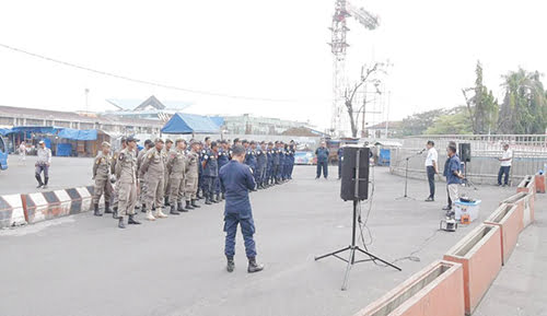 Wawako Ekos Albar Minta Pedagang Patuhi SK Wako 438 1 APEL PAGI— Wawako Padang Ekos Albar memimpin apel pagi bersama unsur pimpinan dan jajaran ASN Dinas Perdagangan Kota Padang di kawasan Bundaran Air Mancur Pasar Raya Padang.