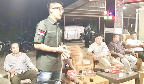 Caleg Gerindra Rachmad Wijaya Berdialog dengan Warga Air Manis Padang Selatan 1 KUNJUNGI WARGA AIR MANIS— Caleg anggota DPRD Padang Dapil V (Padang Selatan dan Padang Timur) Rachmad Wijaya, berdialog dengan masyarakat Air Manis, Kecamatan Padang Selatan, Senin (30/10) malam.