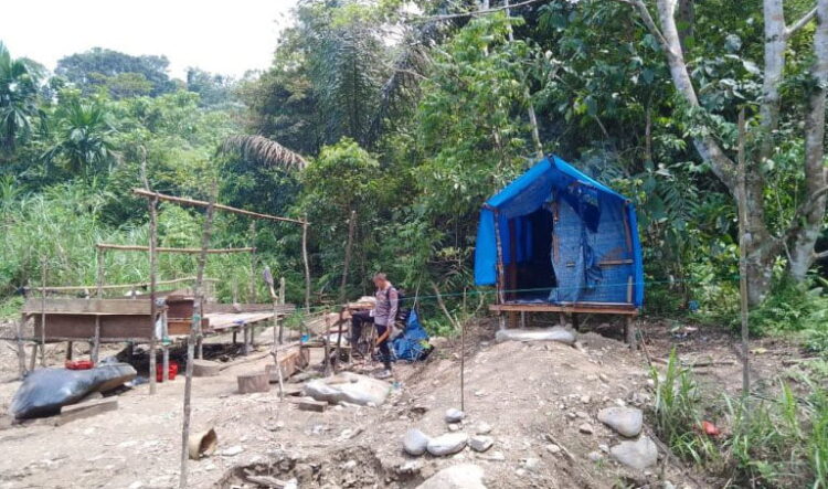 Tambang Emas Ilegal Ditertibkan, Cuma ada Bekas Galian, Pondok dan Alat Menambang, Diduga Bocor, Tak ada Aktivitas di Lokasi 1 TAMBANG ILEGAL– Tim gabungan Polres Pasaman Barat dan Polsek Talamau menertibkan tambang emas ilegal di sepanjang aliran sungai Jorong Tombang, Nagari Sinuruik.