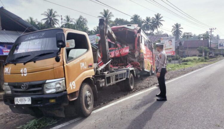Bus Mandala Tabrak Truk Bermuatan Sawit, 2 Penumpang Luka-luka 1 BUS KECELAKAAN— Polisi mengevakuasi Bus Mandala yang tabrak truk bermuatan sawit di berhenti di Jalan Lintas Jorong Langgam Sepakat. Sementara, dua penumpang dilarikan ke rumah sakit.