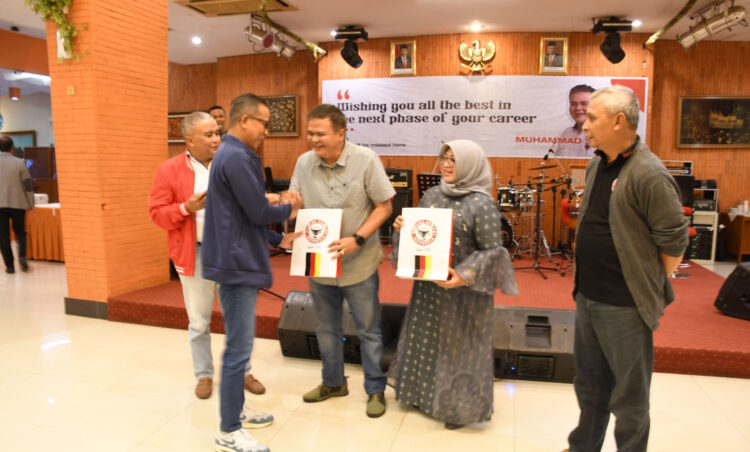 Jadi Direktur Fungsi Operasi PT Semen Baturaja, M Syafitri: Banyak Kenangan, Semen Padang akan Selalu Dirindukan 1 PENYERAHAN CENDERA MATA— Muhammad Syafitri didampingi istri, menerima cendera mata dari manajemen PT Semen Padang saat acara perpisahan Muhammad Syafitri yang digelar di Wisma Indarung PT Semen Padang, Jumat (3/11). Acara perpisahan itu dilakukan seiring terpilihanya Muhammad Syafitri sebagai Direktur Fungsi Operasi PT Semen Baturaja Tbk.