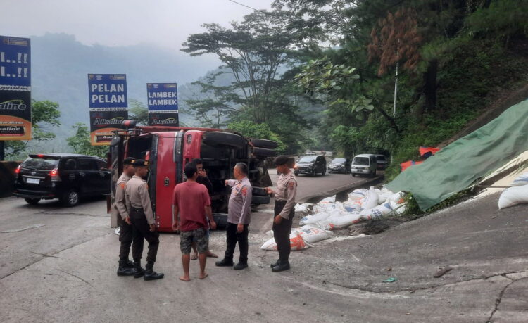 TRUK TERGULING—Kondisi truk bermuatan beras yang terguling di Panorama I Sitinjau Lauik.
