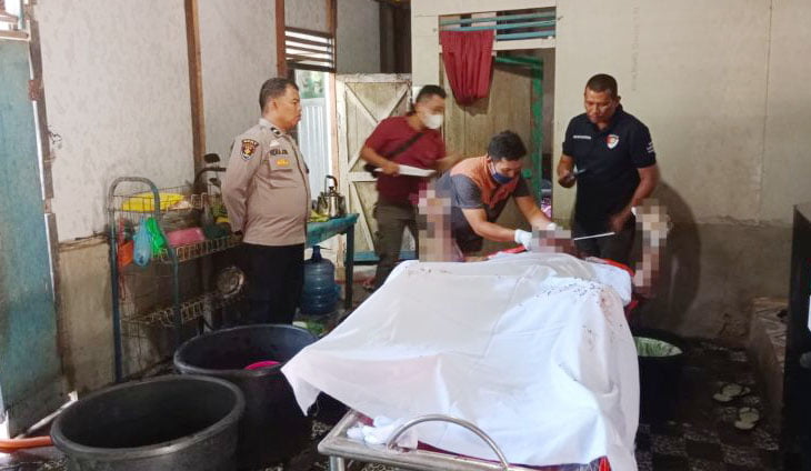 PENEMUAN MAYAT— 
Pria paruh baya ditemukan tewas mengapung di Aliran Sungai Kanal Divisi 3 PT BPP,  Jorong Sikabau, Nagari Ranah Koto Tinggi, Kecamatan Koto Balingka.