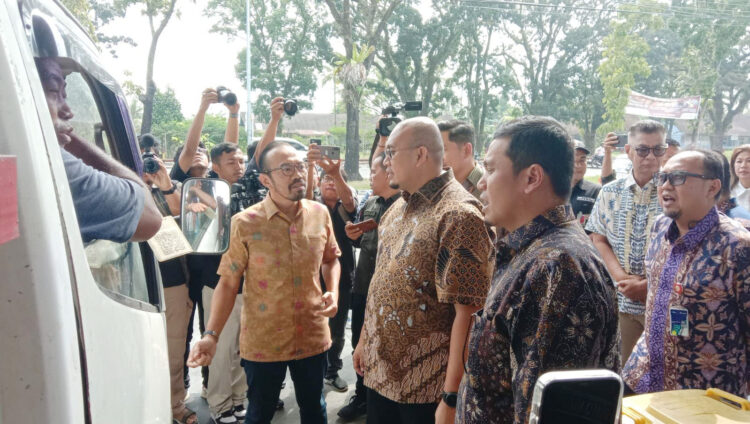 SIDAK— Anggota Komisi VI DPR RI dari Fraksi Partai Gerindra H Andre Rosiade Andre bersama direksi Pertamina Patra Niaga melakukan sidak ke SPBU pascalaporan antrean dan kelangkaan solar di Sumbar.