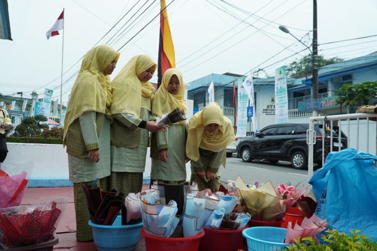 Wisuda Tahfiz Diniyyah Puteri, Dagangan Penjual Buket Bunga Laris Manis 1 PENJUAL BUNGA LARIS MANIS— Momen wisuda tahfiz Perguruan Diniyah Puteri, Selasa (31/10) membawa berkah bagi penjual buket bunga di Kota Padang Panjang.