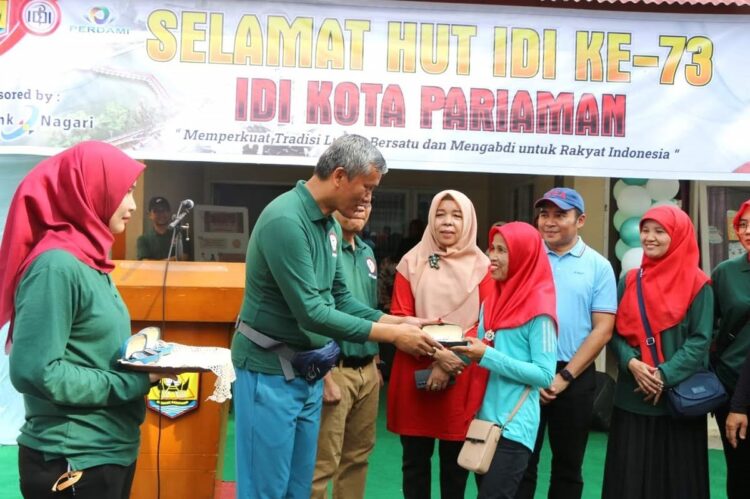 Wujudkan Kota Pariaman Sehat, Layani Pemeriksaan Gratis di HUT IDI ke-73 1 PERINGATAN HUT IDI— Pj Wali Kota Pariaman Roberia menghadiri kegiatan HUT IDI ke-73 yang digelar di Pantai Gandoriah Kota Pariaman.