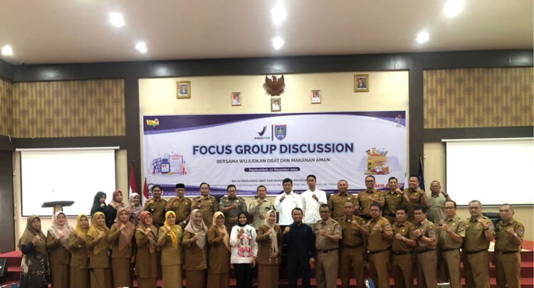 Wujudkan Obat dan Makanan Aman, OPD Ikuti FGD 1 FOTO BERSAMA—Pj Wali Kota Payakumbuh Jasman diwakili Staf Ahli Bidang Ekonomi, Keuangan, dan Pembangunan Elfriza Zaharman foto bersama.