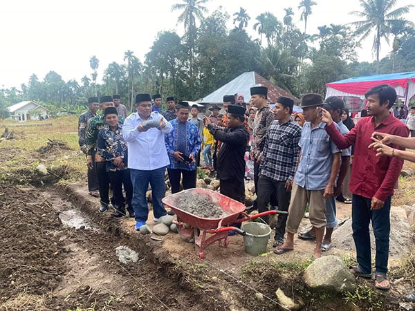 Wujudkan Padangpariaman Berjaya, Bupati Suhatri Bur Letakan Batu Pertama Ponpes dan Hadiri Maulud Nabi 1 BATU PETAMA—Bupati Padangpariaman Suhatri Bur, saat letakan batu pertama pembangunan Pondok Pesantrean Madrasatul Ulum Korong Caung Sungai Kasikan , Nagari Tandikek Selatan.
