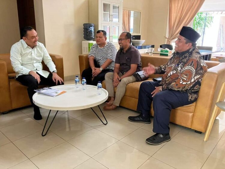 DISKUSI—Bupati Padangpriaman Suhatri Bur saat skusi dengan wakil ketua Komisi V DPR RI.