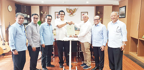 PENYERAHAN WAKAH TANAH— Perwakilan keluarga H. Mansyur, Zulkhaili, menyerahkan secara simbolis wakaf tanah kepada Ketua Ketua Yayasan Nagari Madani Sejahtera Rishendri Mukhtar, dan disaksikan oleh Pembina Yayasan sekaligus Dirut Bank Nagari Muhamad Irsyad, Ketua Koperasi Bank Nagari Sumardi, Dirut Dana Pensiun Bank Nagari Antonius, Pemimpin Divisi Sekper Bank Nagari Idrianis, dan Direktur Dana Pensiun Loves Giantino, Senin (27/11).