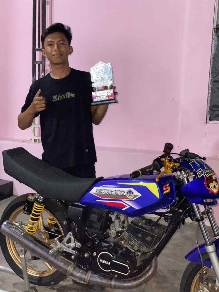 Peringkat 3 Event Balap Power Drag Bike dan Drag Race, Yusril Masr‘ul Bikin Bangga Rektor UNP Ganefri 1 Yusril Masrul pembalap andalan UNP mendapat dukungan penuh Rektor Ganefri