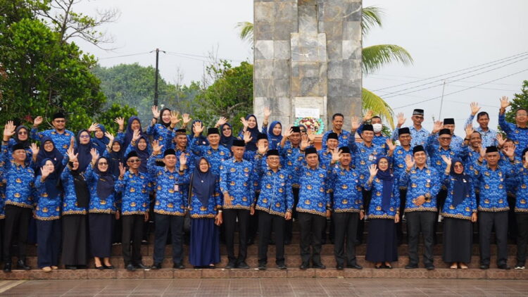ZIARAH KUBUR— Sekretaris KORPRI Provinsi Sumatera Barat Ahmad Zakri bersama sejumlah ASN Pemprov Sumbar, berfoto bersama usai melakukan ziarah dan tabur bunga di Taman Makam Pahlawan, Lolong, Kota Padang, Rabu (22/11).