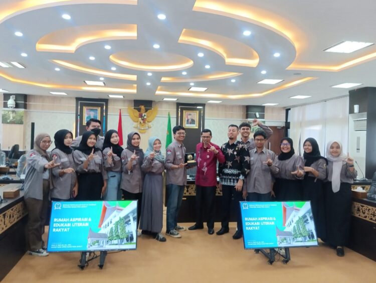 BERKUNJUNG--PMTN Fakultas Hukum Universitas Andalas (Unand) berkunjung ke DPRD Provinsi Sumatera Barat.