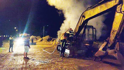 PEMADAMAN— Petugas memadamkan api dan melakukan pendinginan setelah api membakar alat berat yang biasanya digunakan untuk meletakkan batu grip di kawasan Pantai Padang, Selasa (21/11) dinihari WIB.