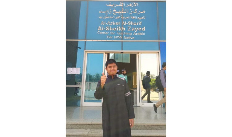 Kisah Anak Tukang Jahit, Wujudkan Mimpi Kuliah di Al Azhar Mesir 1 KULIAH DI MESIR— Jumadil Akhiyar (20), saat berada di ruangan kelas Bahasa Arab, kampus Universitas Al Azhar Kairo, Mesir. Anak tukang jahit ini mampu mewujudkan impiannya untuk kuliah di luar negeri di tengah keterbatasan yang dimiliki keluarga.