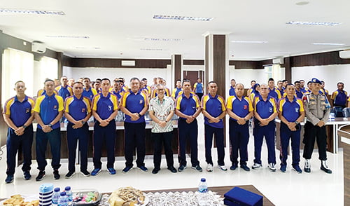 BERI MOTIVASI— Motivator Nasional, Aqua Dwipayana bersama Dirpolairud Polda Sumbar Kombes Pol Sahat Hasibuan dan puluhan personel usai memberikan motivasi, Jumat (24/11).