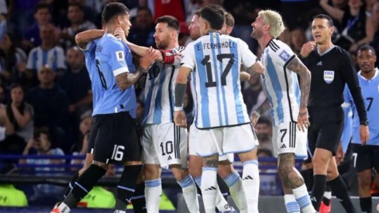 Ditundukkan Uruguay 2-0, Argentina Alami Kekalahan Pertama Sejak Piala Dunia 2022 1 TENSI TINGGI— Laga dengan tensi tinggi terjadi antara Argentina melawan Uruguay di Kualifikasi Piala Dunia FIFA 2026 Zona Conmebol yang berlangsung di Stadion Alberto J. Armando di Buenos Aires pada hari Jumat (17/11) pagi WIB.