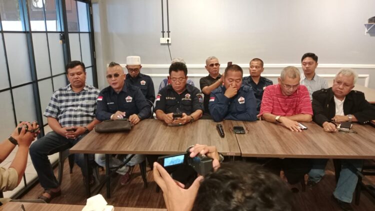 Hentikan Penyebaran Konten Menjelekkan Budaya, Merasa Tersakiti, PKDP Siap Tempuh Hukum 1 konferensi pers— DPD PKDP Kota Padang melakukan konferensi pers soal viralnya wanita Piaman yang bunuh diri yang disebutkan karena budaya Japuik Bajapuik di Padang Pariaman.