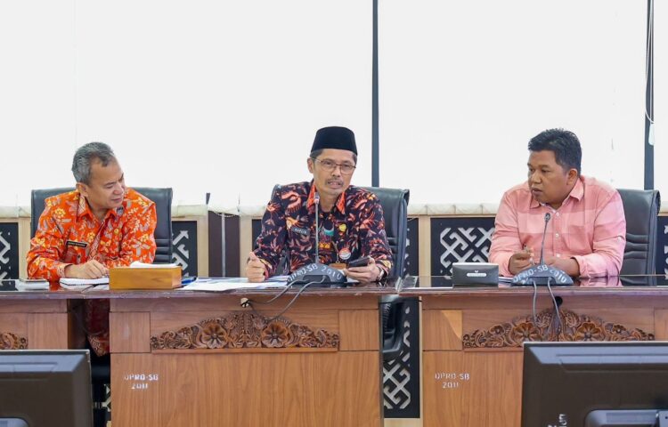 MENERIMA— Sekretaris DPRD Provinsi Sumatera Barat,  Raflis menerima kunjungan Bapemperda DPRD Kabupaten Solok Selatan.