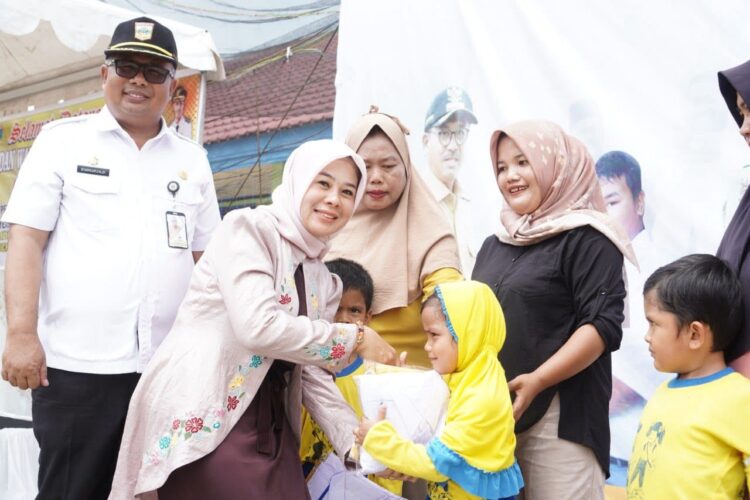 BANTUAN SERAGAM—Sekdakab Dr. Syamsurizaldi menyaksikan penyerahan bantuan seragam gratis oleh Pemerintah Kabupaten Solok Selatan dan penyaluran Beras Bantuan Pangan Cadangan Beras Pemerintah (BP-CBP) Tahap II Periode 3 Tahun 2023.