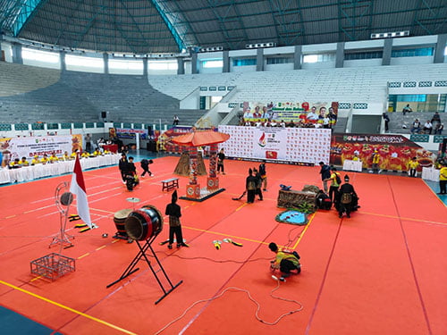 Barongsai Tradisional Catatkan Medali Emas Kelima Sumbar 1 TIM BARONGSAI— Tim barongsai Sumbar saat tampil di ajang Porwil XI Riau, di Hall A Basket Rumbai.