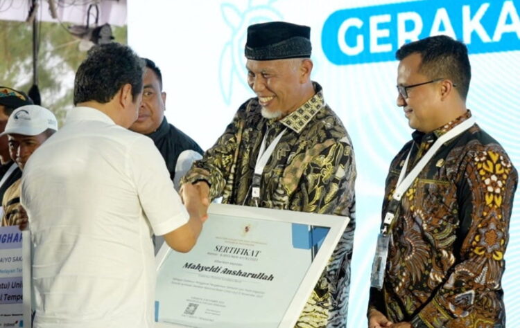 Gubernur Sumbar Terima Penghargaan dari Menteri KP, Komitmen Menjaga Kebersihan dan Kelola Sampah di Laut 1 TERIMA PENGHARGAAN— Gubernur Sumbar, Mahyeldi Ansharullah menerima penghargaan dari Menteri KP Sakti Wahyu Trenggono saat puncak apresiasi Gerakan Nasional BCL di Pantai Kenjeran, Surabaya, Jumat (10/11).