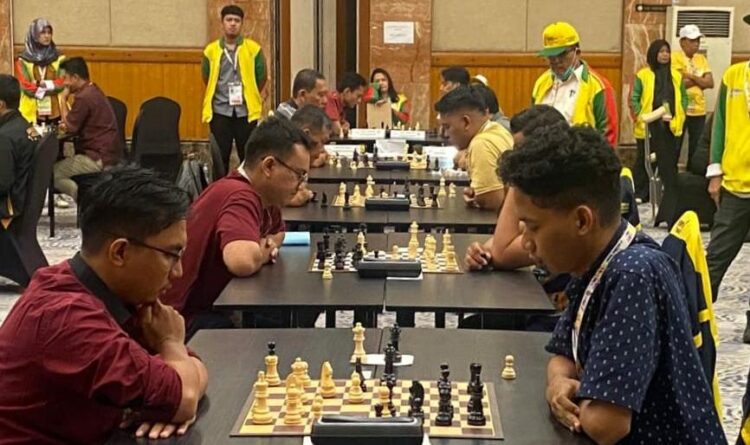 Porwil XI Riau, Sumbar Raih 2 Emas, 4 Perak, dan 4 Perunggu dari Cabor Catur 1 CABOR CATUR— Cabor catur pada Porwil XI Riau yang berlangsung di Mahligai Room Hotel Aryaduta, Pekanbaru, berakhir Sabtu (11/11). Pada cabor ini, Sumbar memperoleh 2 emas 4 perak dan 4 perunggu.